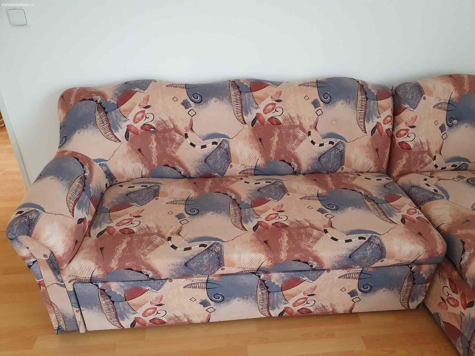 Rozkládací sedací souprava. Z pozůstalosti (kuřácká domácnost).
Rozložená cca 150x245 cm 
nerozložená cca 240x140 cm
Daruji za odvoz -Jenštejn