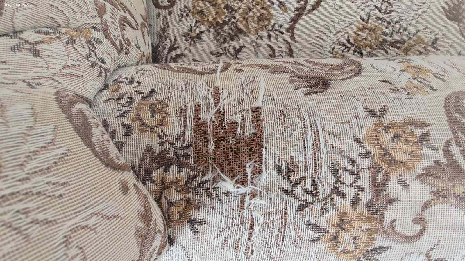 Rozkládací sedačka, 2x křeslo. Sedačka
- Š 190, V 100, H 90
- rozložená plocha na spaní Š 140, D 190
- v bederní části mírně slehlé polstrování opěrky a drobné oděrky na potahu

Křeslo (2 ks)
- Š 90, V 100, H 90
- na obou rozkousaný potah na zadním rohu, na prvním i na předním rohu, na druhém prošoupaná područka

Daruji za odvoz. Čtvrté patro bez výtahu. Pomůžu naložit.