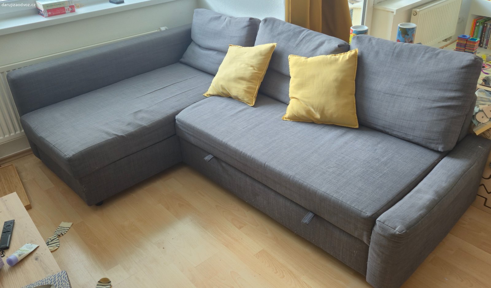 Rozkládací sedačka FRIHETEN. https://www.ikea.com/cz/cs/p/friheten-roh-rozkl-pohovka-s-ul-prostorem-skiftebo-tmave-seda-s39216754