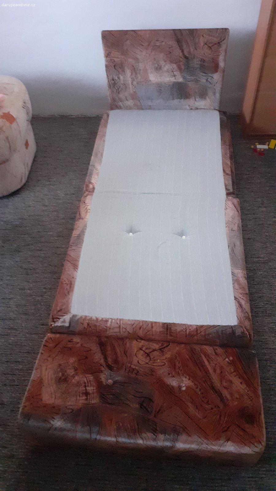 Rozkládací sedačka na spaní. Za odvoz přenechám rozkládací sedačku. Rozměr sedačky 78x75 cm, délka po rozložení 190 cm. Výška sedáku 35 cm.
