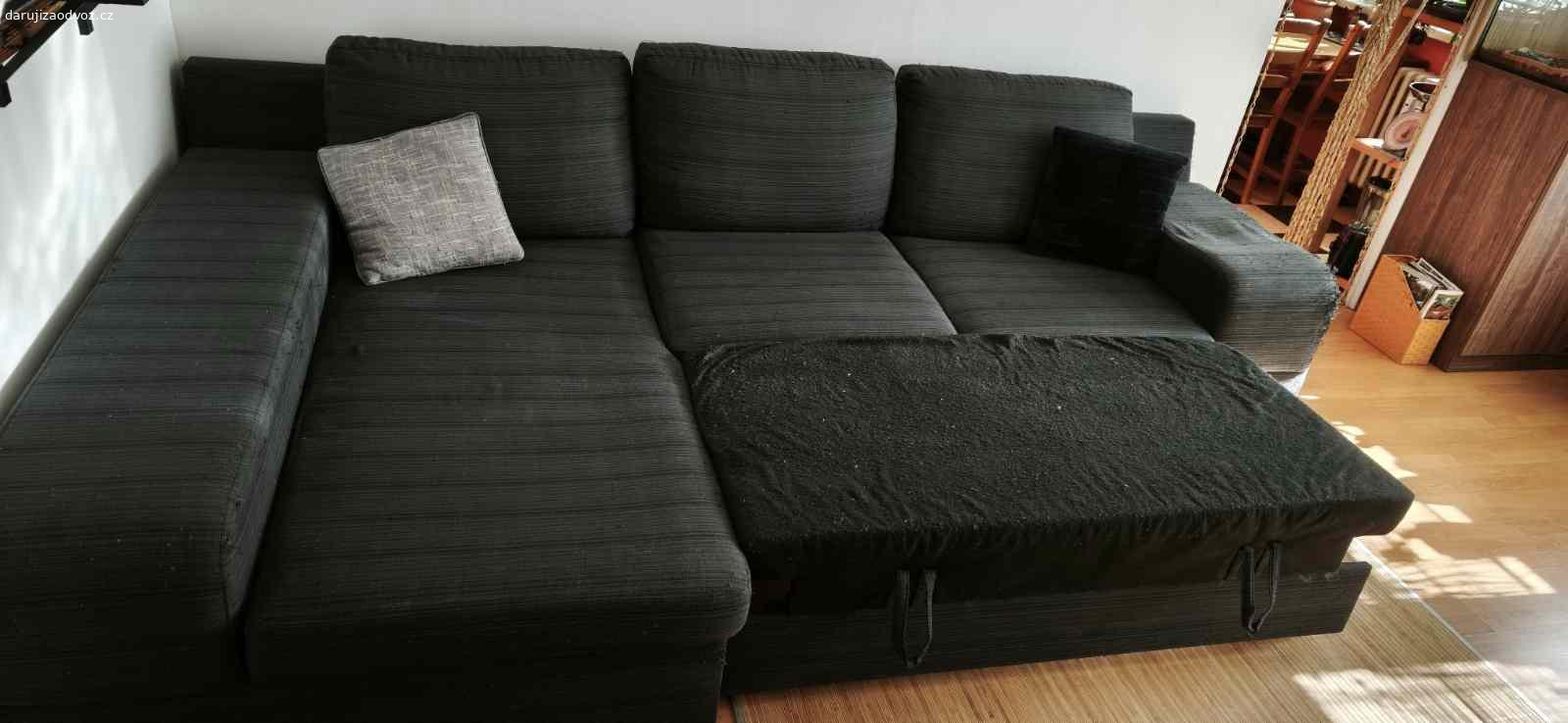 Rozkládací sedačka za odvoz. Daruji za odvoz rozkládací sedačku. Používaná spoustu let, ale ještě dobře poslouží. Rozkládání plně funkční, jen z jedné strany vytrhaná od koček viz foto. Potahy na 3 velké polštáře jsou na zip, snimatelné a pratelné. 
Rozměry viz foto:
šířka - 300 cm
hloubka - 170 cm
výška zadní části - 76 cm
Plocha na spaní - 220 x 145 cm
Je třeba rozložit na dvě celkem těžké části, je tedy potřeba silné osoby k manipulaci.