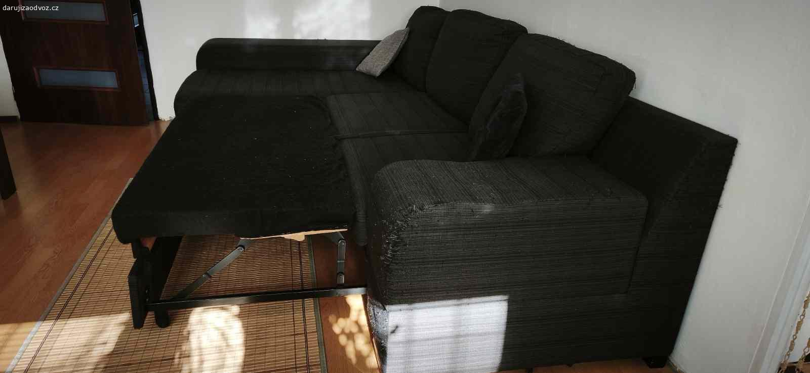 Rozkládací sedačka za odvoz. Daruji za odvoz rozkládací sedačku. Používaná spoustu let, ale ještě dobře poslouží. Rozkládání plně funkční, jen z jedné strany vytrhaná od koček viz foto. Potahy na 3 velké polštáře jsou na zip, snimatelné a pratelné. 
Rozměry viz foto:
šířka - 300 cm
hloubka - 170 cm
výška zadní části - 76 cm
Plocha na spaní - 220 x 145 cm
Je třeba rozložit na dvě celkem těžké části, je tedy potřeba silné osoby k manipulaci.