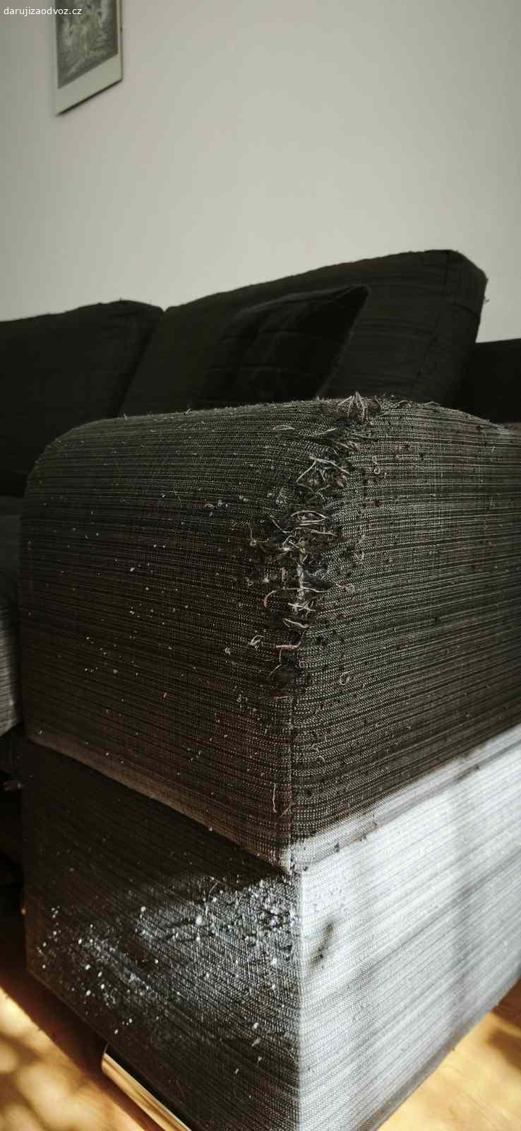 Rozkládací sedačka za odvoz. Daruji za odvoz rozkládací sedačku. Používaná spoustu let, ale ještě dobře poslouží. Rozkládání plně funkční, jen z jedné strany vytrhaná od koček viz foto. Potahy na 3 velké polštáře jsou na zip, snimatelné a pratelné. 
Rozměry viz foto:
šířka - 300 cm
hloubka - 170 cm
výška zadní části - 76 cm
Plocha na spaní - 220 x 145 cm
Je třeba rozložit na dvě celkem těžké části, je tedy potřeba silné osoby k manipulaci.