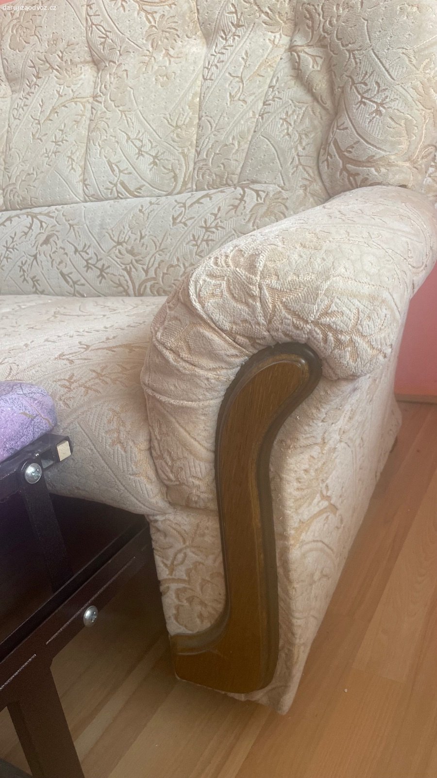Rozkládací pohovka za odvoz. Daruji zachovalou rozkládací pohovku za odvoz. Rozměry: šířka 2 m hloubka 90 Cm. Plně funkční čistá nepoškozená.