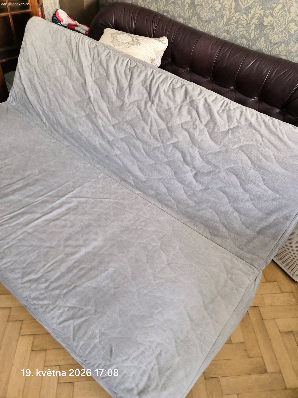Rozkládací sedačka. Daruji zánovní rozkládací sedačku. Používaná tři měsíce. Je na ní sedací potah,matrace na zip,pratelné. Preferuji rychlé jednání!!! Pište SMS. Tel.nezvedám