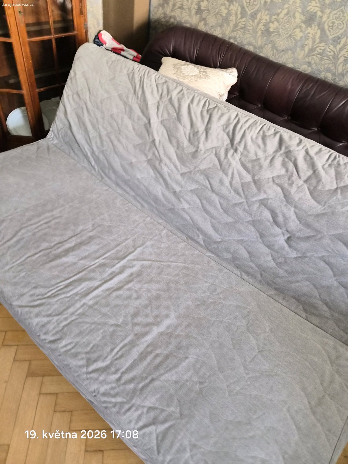 Rozkládací sedačka. Daruji zánovní rozkládací sedačku. Používaná tři měsíce. Je na ní sedací potah,matrace na zip,pratelné. Preferuji rychlé jednání!!! Pište SMS. Tel.nezvedám