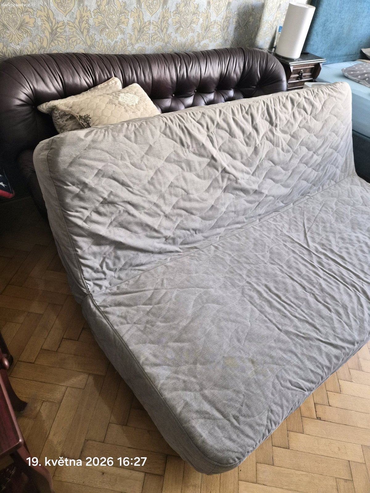 Rozkládací sedačka. Daruji zánovní rozkládací sedačku. Používaná tři měsíce. Je na ní sedací potah,matrace na zip,pratelné. Preferuji rychlé jednání!!! Pište SMS. Tel.nezvedám