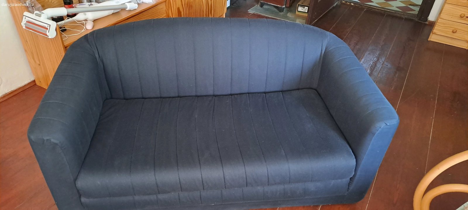 Rozkládací sedačka. Daruji za odvoz černou rozkládací sedačku Ikea, spaní pouze příležitostné. Na fotce vypadá jako šedá, ale je opravdu černá.