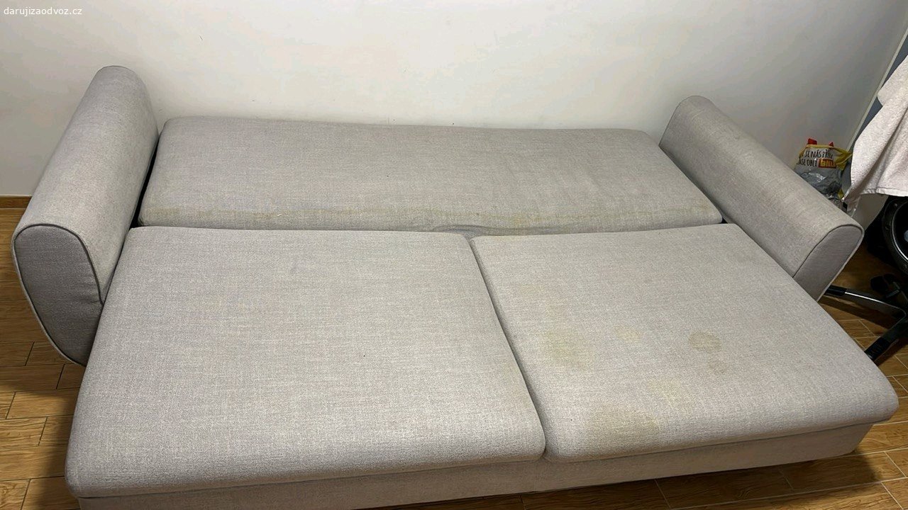 rozkladaci sedačka. Je celá, ale je potřeba vyčistit.
Na posledních dvou fotografiích je vidět, jak může pohovka vypadat po vyčištění. k vyzvednutí 15 nebo 16.08