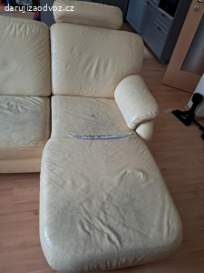 Rozkládací starší gauč