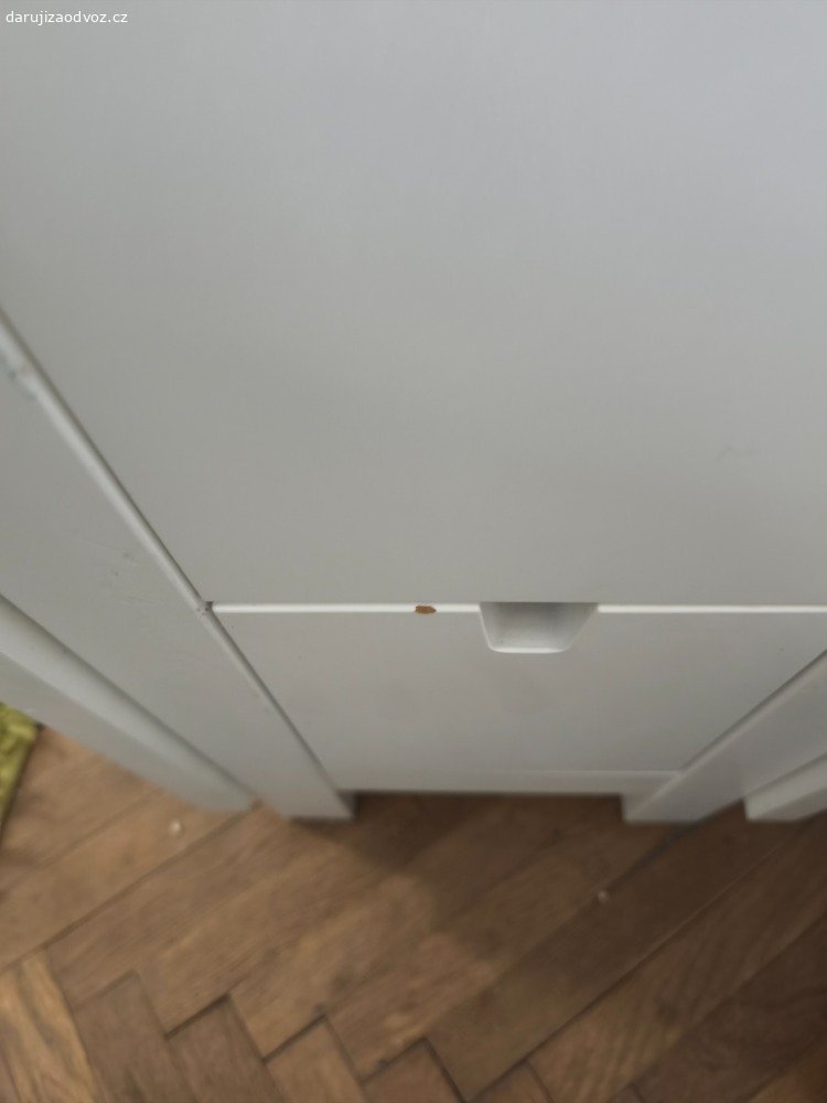 Rozkládací stůl ikea. Pevný, málo požívaný, drobné oťuky, vada na horní desce méně patrná než na fotce. 
Nový je drahý, ale nemám na něj již místo.
REZERVACE