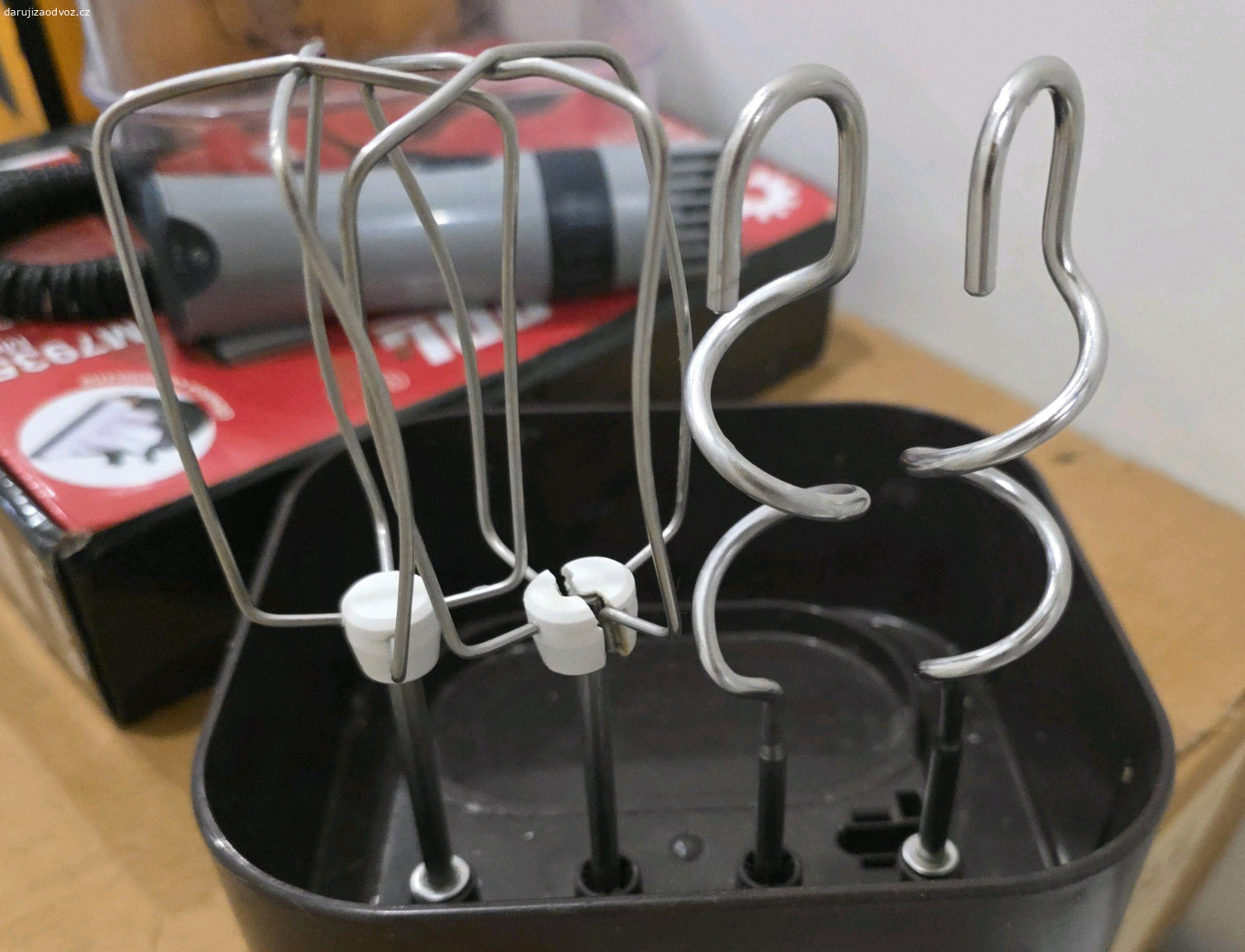 rezervace- Ruční šlehač Tefal. Zcela funkční, jen jedna metla zlomená.