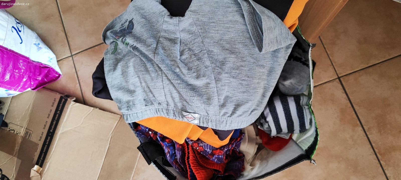 Různé oblečení po mě a synech :). Daruji oblečení ( i zimní ) po mě ( vel. L ) a synů, od 110 - 134/140, nevejdou se všechny fotky :(!
  Je toho fakt hodně a pravděpodobně bude ještě pár kousků přibývat... 
   Prosím o vlastní přenašedlo a pokud budete mít zájem, přijeďte, co nejdříve ;).