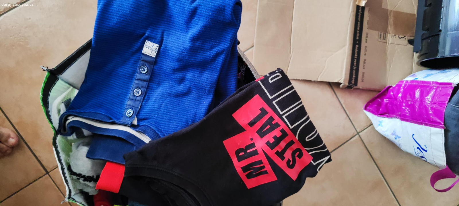 Různé oblečení po mě a synech :). Daruji oblečení ( i zimní ) po mě ( vel. L ) a synů, od 110 - 134/140, nevejdou se všechny fotky :(!
  Je toho fakt hodně a pravděpodobně bude ještě pár kousků přibývat... 
   Prosím o vlastní přenašedlo a pokud budete mít zájem, přijeďte, co nejdříve ;).