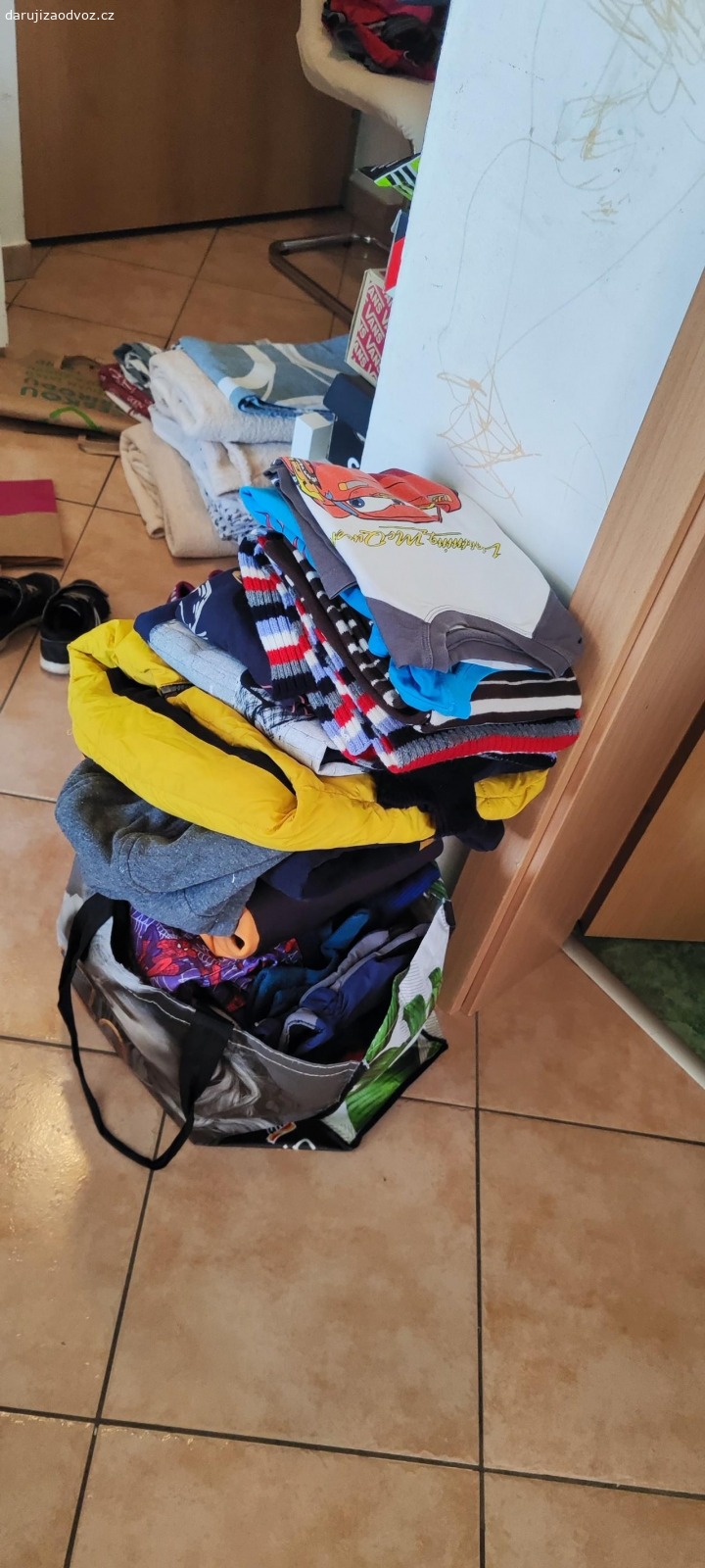 Různé oblečení po mě a synech :). Daruji oblečení ( i zimní ) po mě ( vel. L ) a synů, od 110 - 134/140, nevejdou se všechny fotky :(!
  Je toho fakt hodně a pravděpodobně bude ještě pár kousků přibývat... 
   Prosím o vlastní přenašedlo a pokud budete mít zájem, přijeďte, co nejdříve ;).