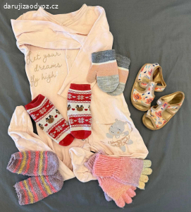 Různé oblečky a spací pytel pro děti 12-24 měsíců