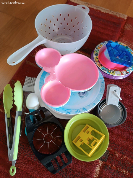 Různé plastové nádobí