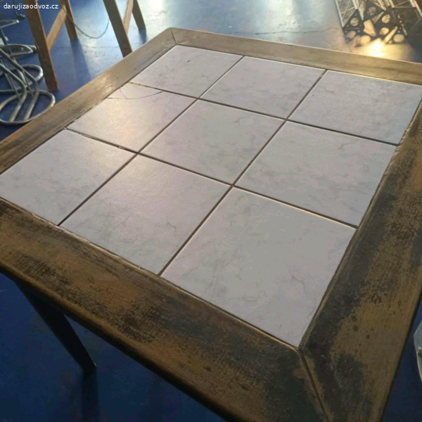 Daruji různé stoly a židle a dalsi