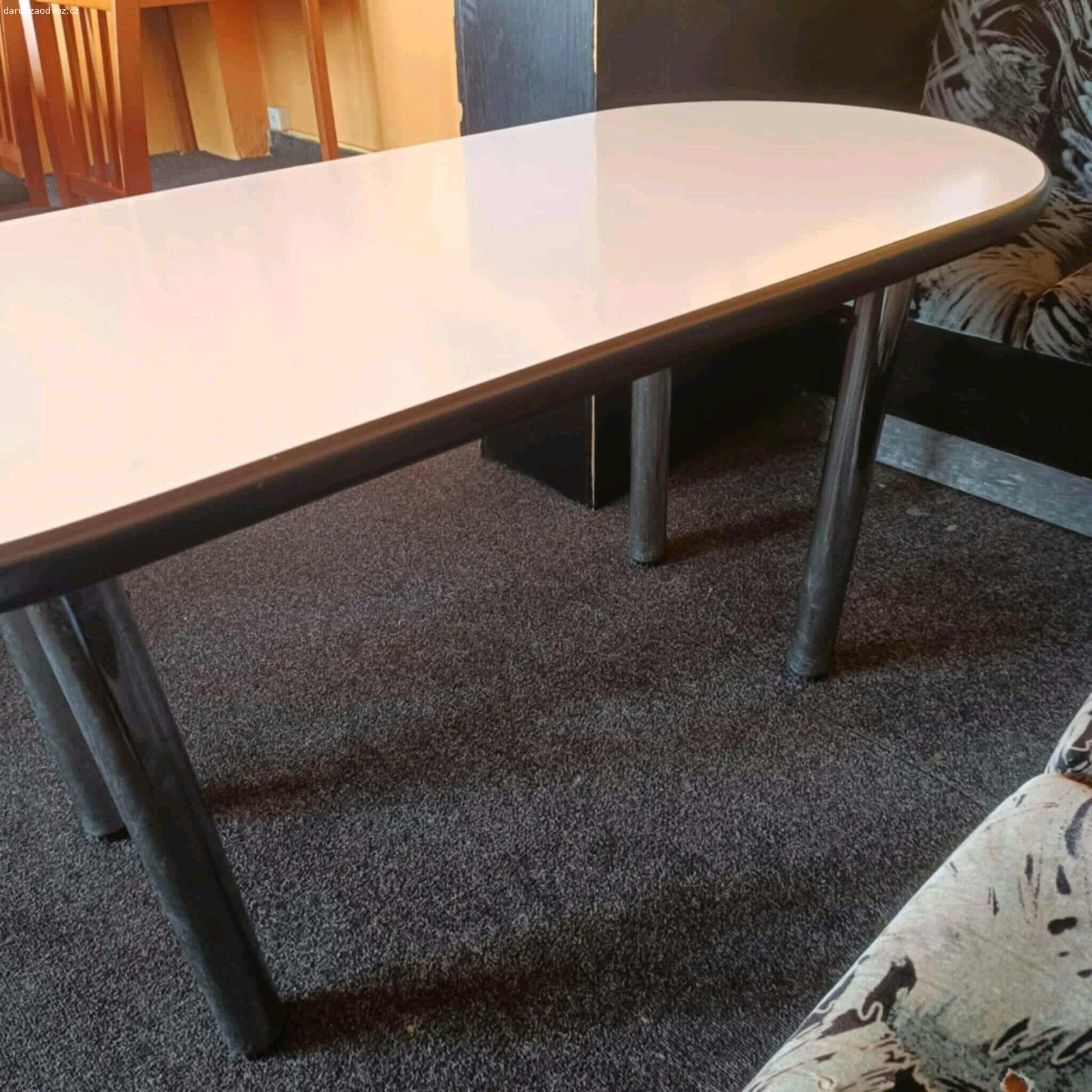Různé stoly a židle. Různé stoly a židle je u něčeho větší počet kusů ro bližší info volejte prosím.