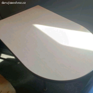 Různé stoly a židle