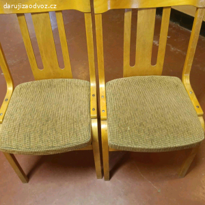 Různé stoly a židle