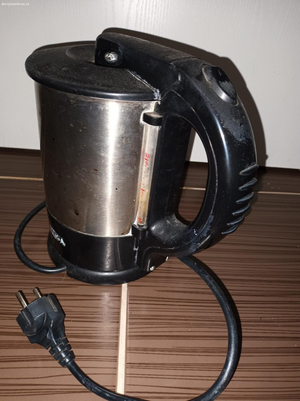 rychlovarná konvice. stará (do vcera používaná), ale spolehlivá a funkční rychlovarná konvice