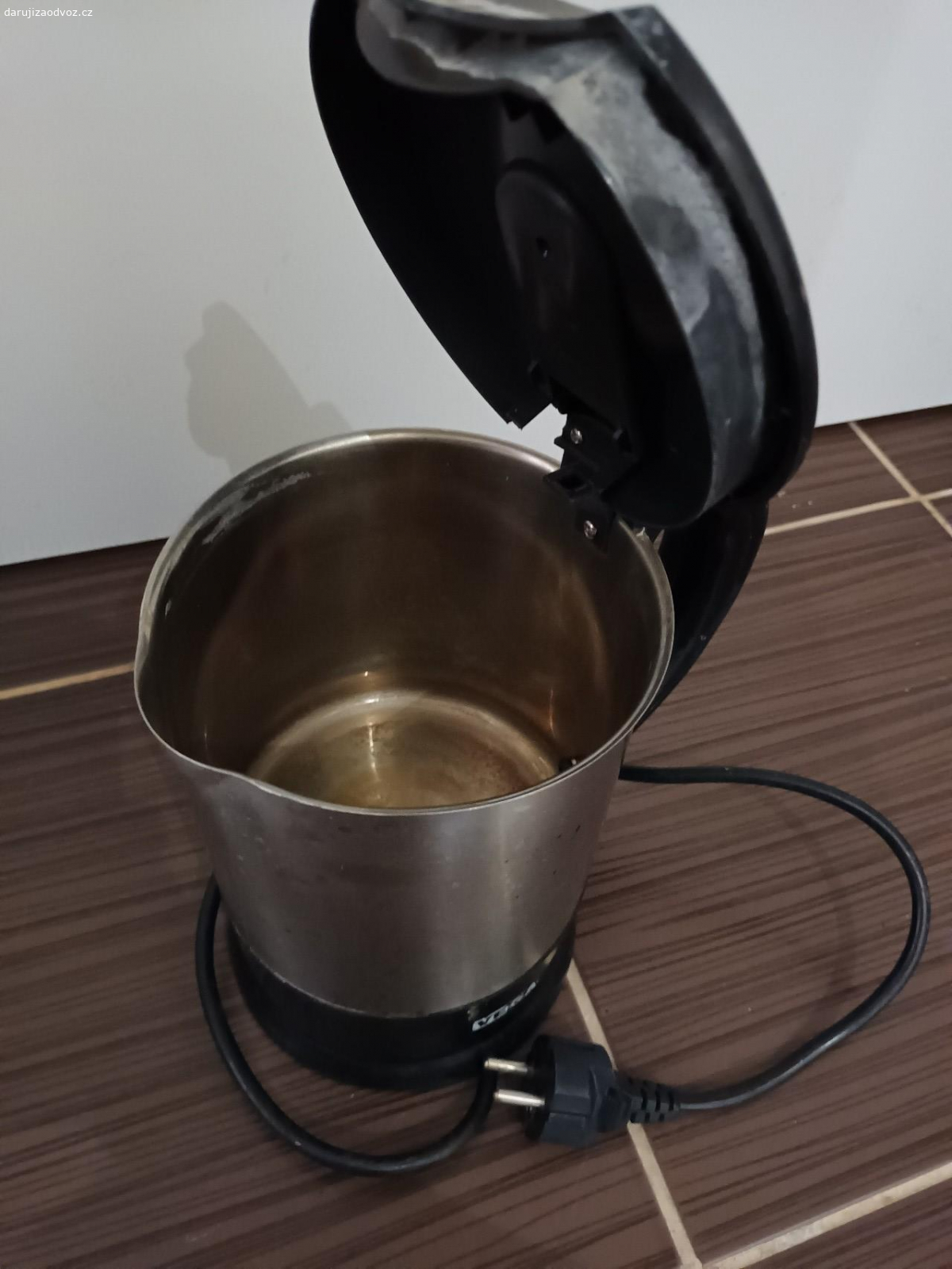 rychlovarná konvice. stará (do vcera používaná), ale spolehlivá a funkční rychlovarná konvice