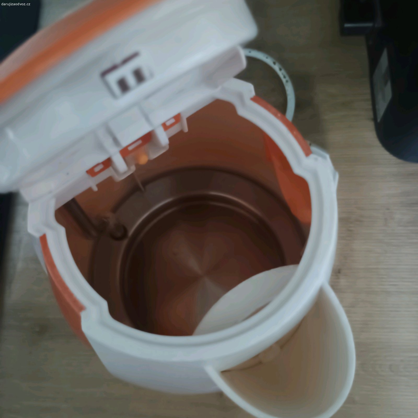 rychlovarná konvice. daruji starší ale funkční konvici