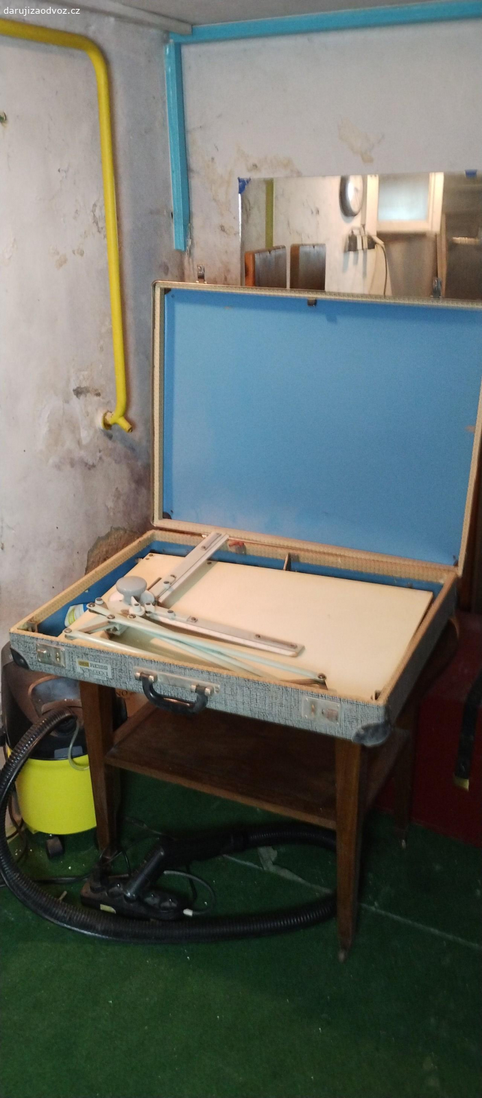 Rýsovací prkno. Rýsovací prkno nejspíše z 80. let. Včetně příslušenství. Potřebuje očistit, mělo by mít pouze drobné závady. Pro odvoz nutno rozmontovat.