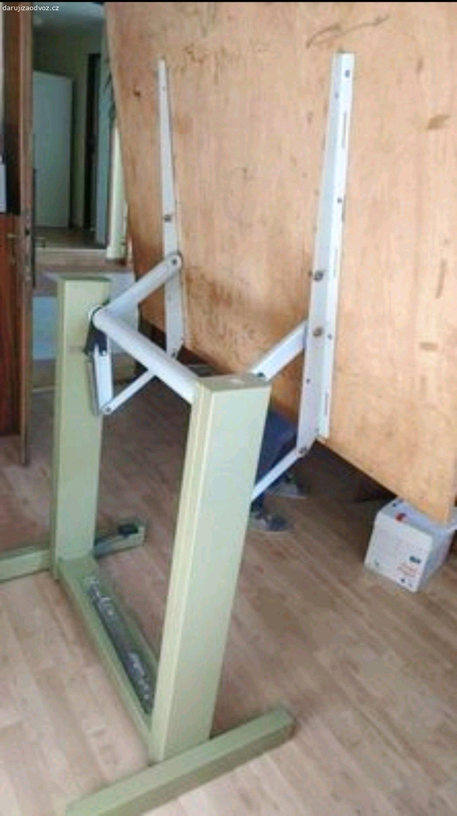 rýsovací prkno. polohovací prkno na výšku i úhel sklopení, včetně ústrojí pravítek, jde pro převoz rozmontovat