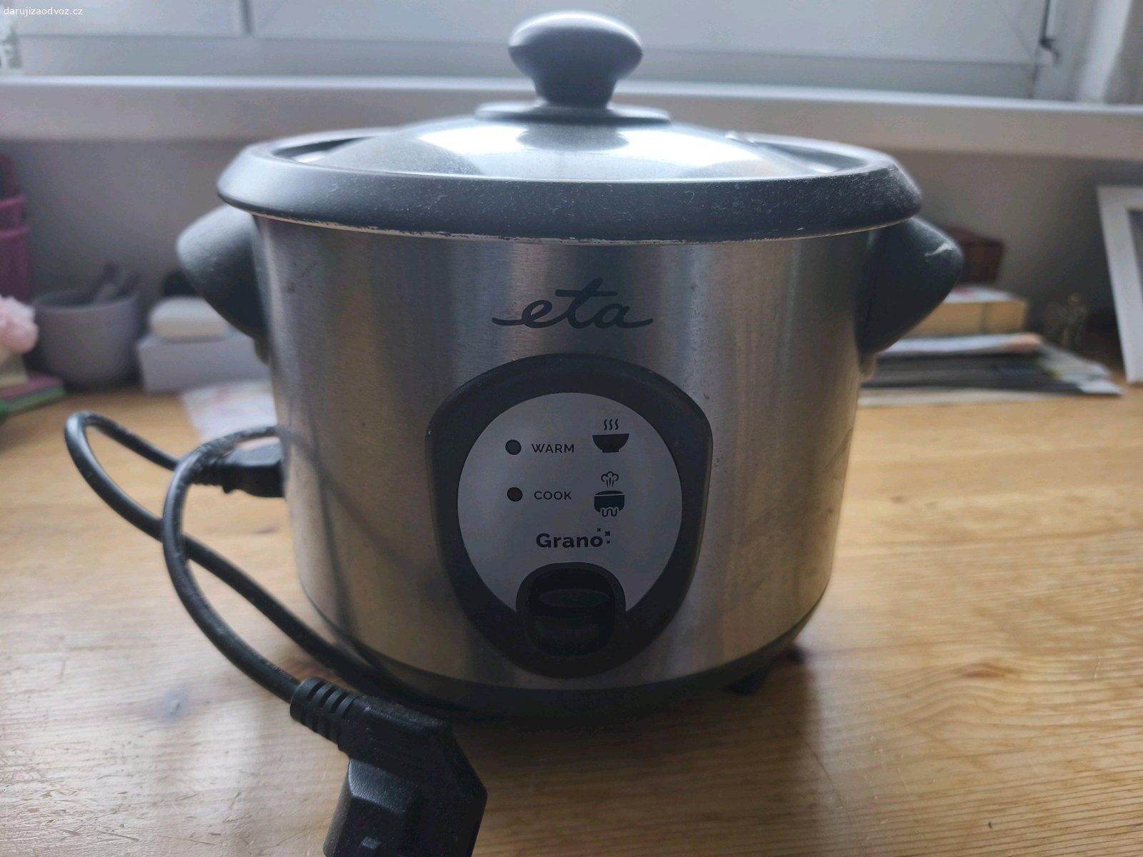 Rýžovar Eta. Funkční rýžovar, poškrábaný hrnec
