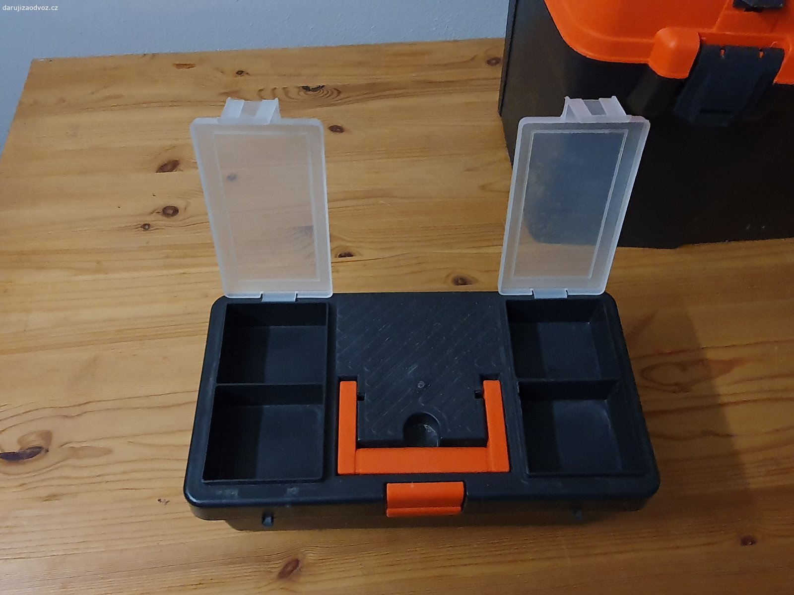Sada boxů na nářadí. Tři boxy na nářadí, použité, potřebovaly by umýt, ale jinak v pořádku.
Největší má rozměry cca 57x30 cm (délka x šířka).

Vyklízím garáž, k vyzvednutí nejpozději v sobotu 31. 10.