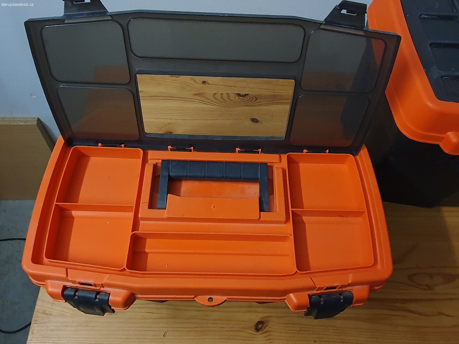 Sada boxů na nářadí. Tři boxy na nářadí, použité, potřebovaly by umýt, ale jinak v pořádku.
Největší má rozměry cca 57x30 cm (délka x šířka).

Vyklízím garáž, k vyzvednutí nejpozději v sobotu 31. 10.