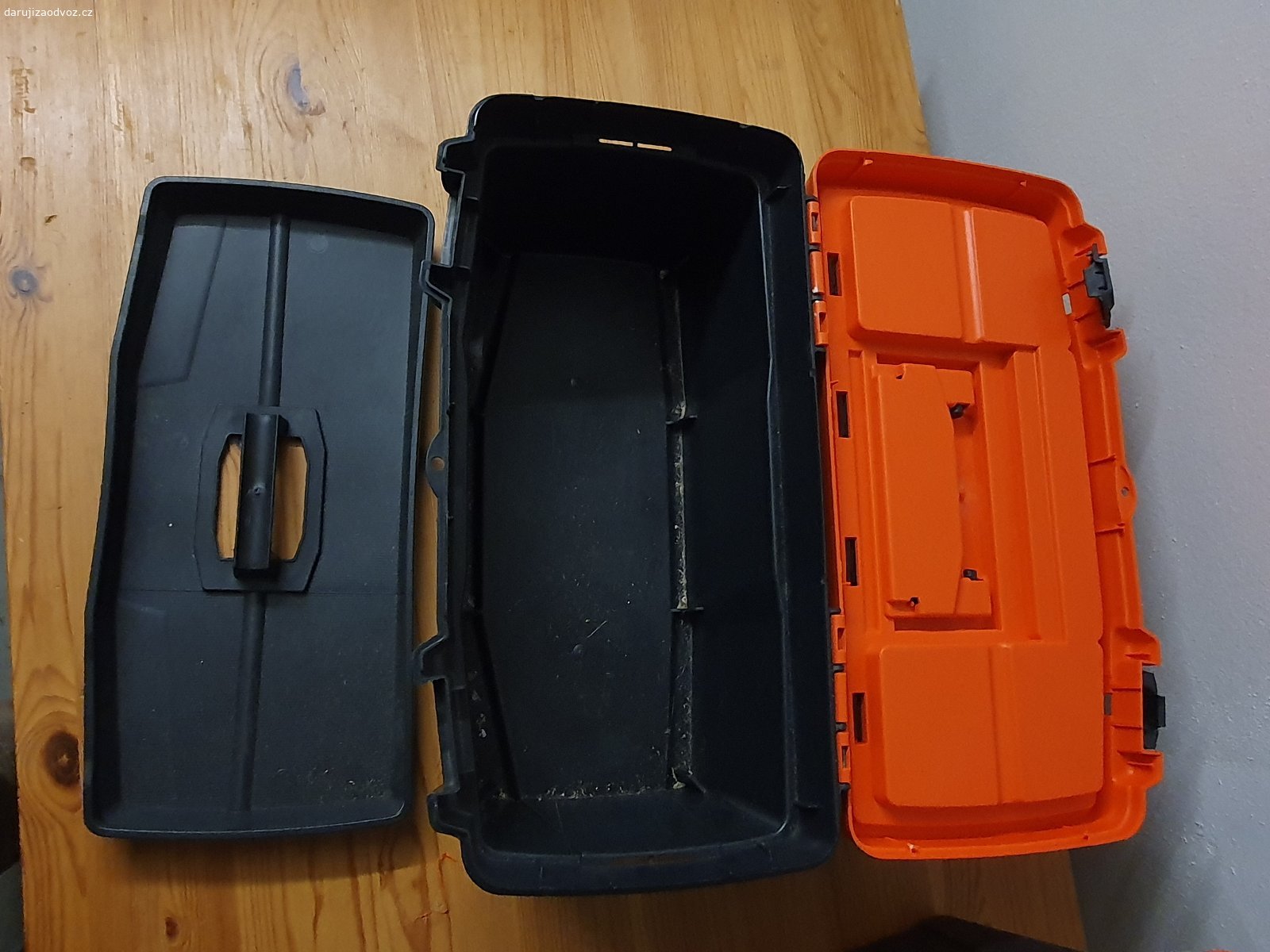 Sada boxů na nářadí. Tři boxy na nářadí, použité, potřebovaly by umýt, ale jinak v pořádku.
Největší má rozměry cca 57x30 cm (délka x šířka).

Vyklízím garáž, k vyzvednutí nejpozději v sobotu 31. 10.
