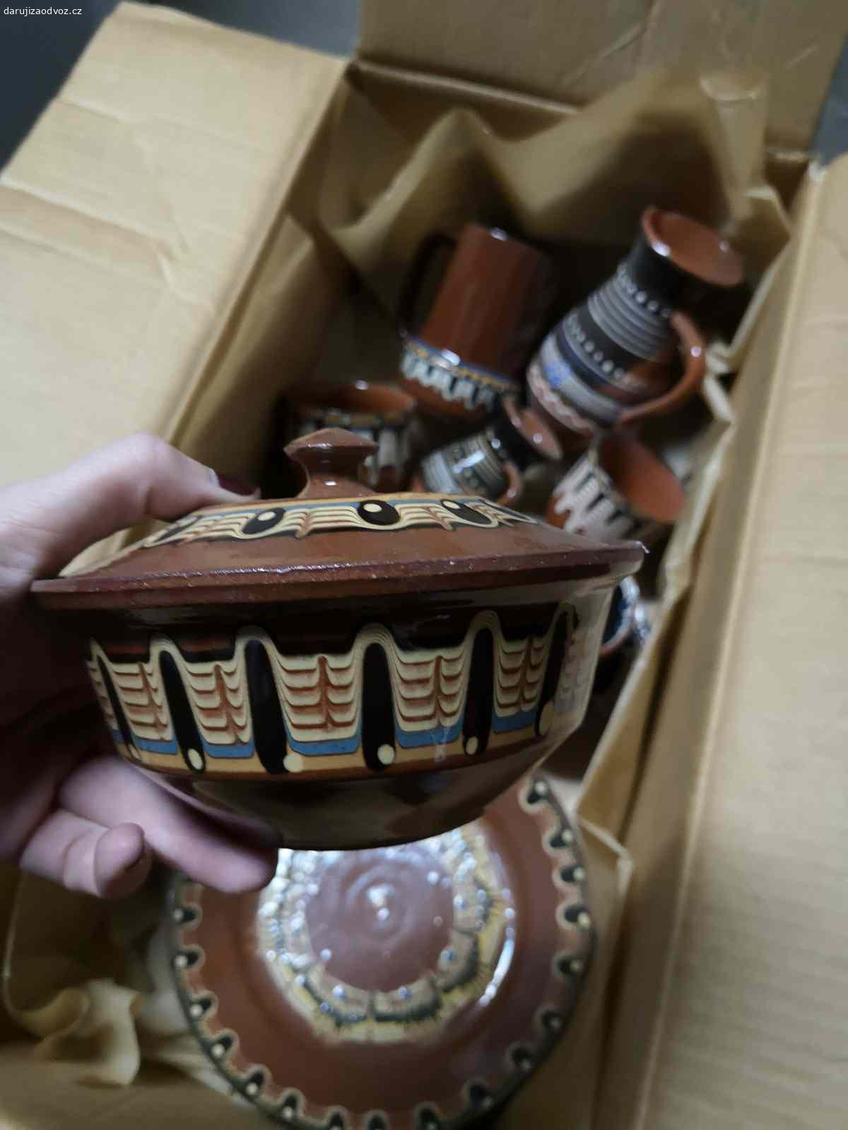 Sada malované keramiky. Sada různé malované keramiky. Hrníčky, talířky a další.

ZDARMA - POUZE osobní odběr Jičín 50601.