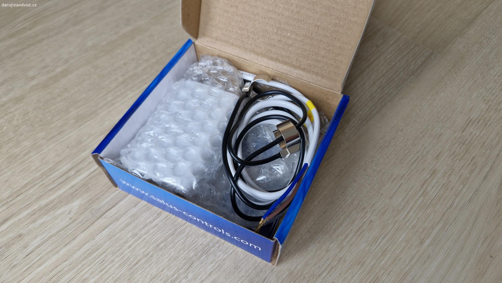 Samoregulační pohon Salus THB230. Nabízím samoregulační pohon (ventil) pro regulaci podlahového vytápění Salus THB230-30.

Koupil jsem na otestování, ale nakonec jsem s ohledem na cenu zvolil jiné řešení.

Ventil byl tedy krátce v provozu.

Parametry:

Stránky výrobce: https://saluscontrols.com/ie/product/thb23030-auto-balancing-actuator/

bez proudu zavřen
regulace otevření ventilů pro udržení optimální ΔT:
krátká doba odezvy - 30 sekund
nízká spotřeba energie - méně jak 0.5 W
vysoká přesnost
2 čidla na potrubí - měření teploty na přívodu a vracečce