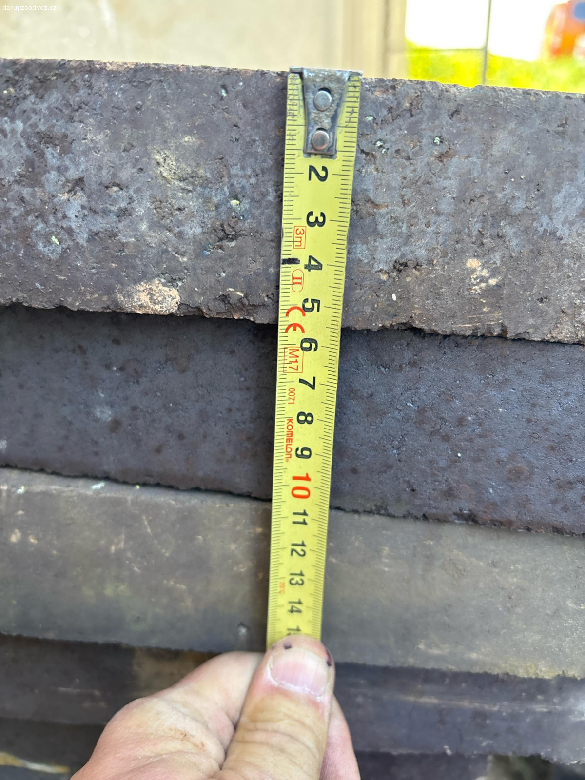 Šamotové cihly. daruji za odvoz cca 80 ks šamotových cihel, prosím pište SMS na tel.