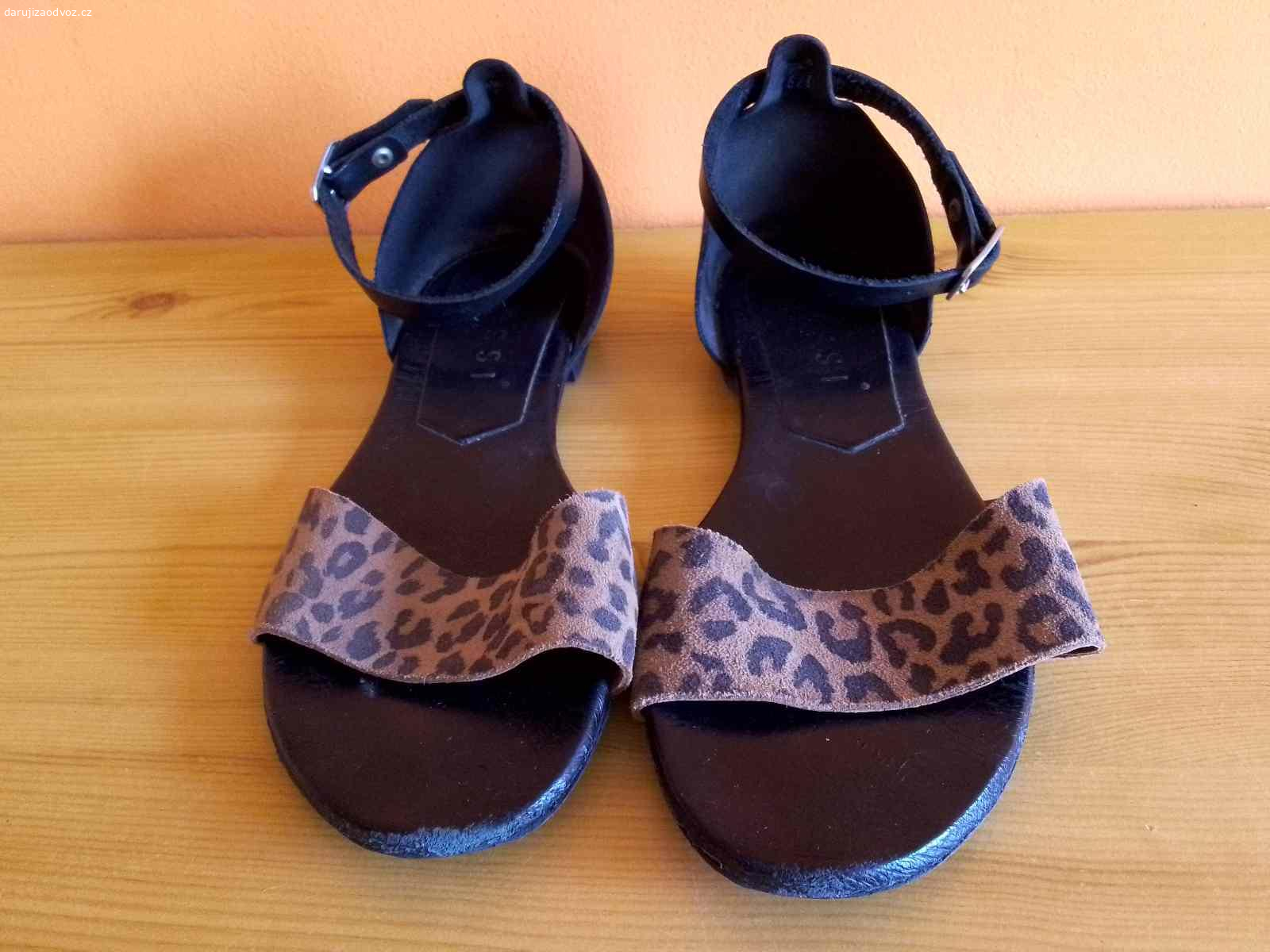 SANDÁLE NESSI velikost 40. Daruji sandály NESSI vel. 40. Předání na Praze 13, poblíž metra B stanice Luka.