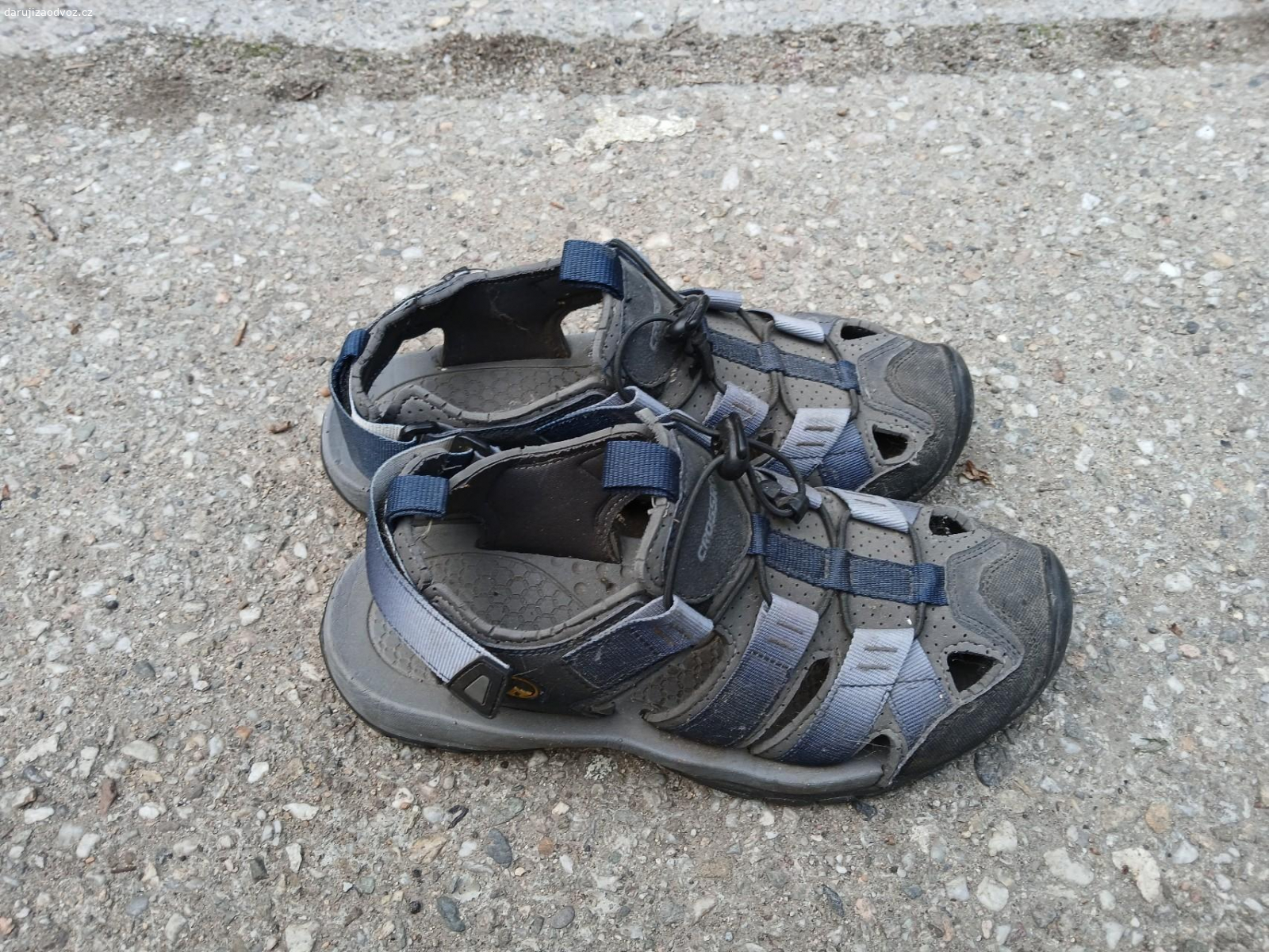 Sandále vel. 41. Sandále vel. 41 
Moc nošené nebyly, dítě z nich vyrostlo. Ležely na půdě,  pavučiny si vymete už nový majitel.