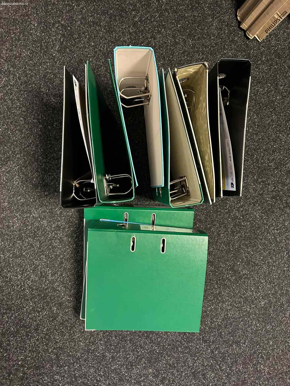 Šanony/pořadače na dokumenty. Darujeme za odvoz šanony na dokumenty/pořadače na dokumenty. 

K dispozici cca 50 KS

Nutná předchozí domluva o předání