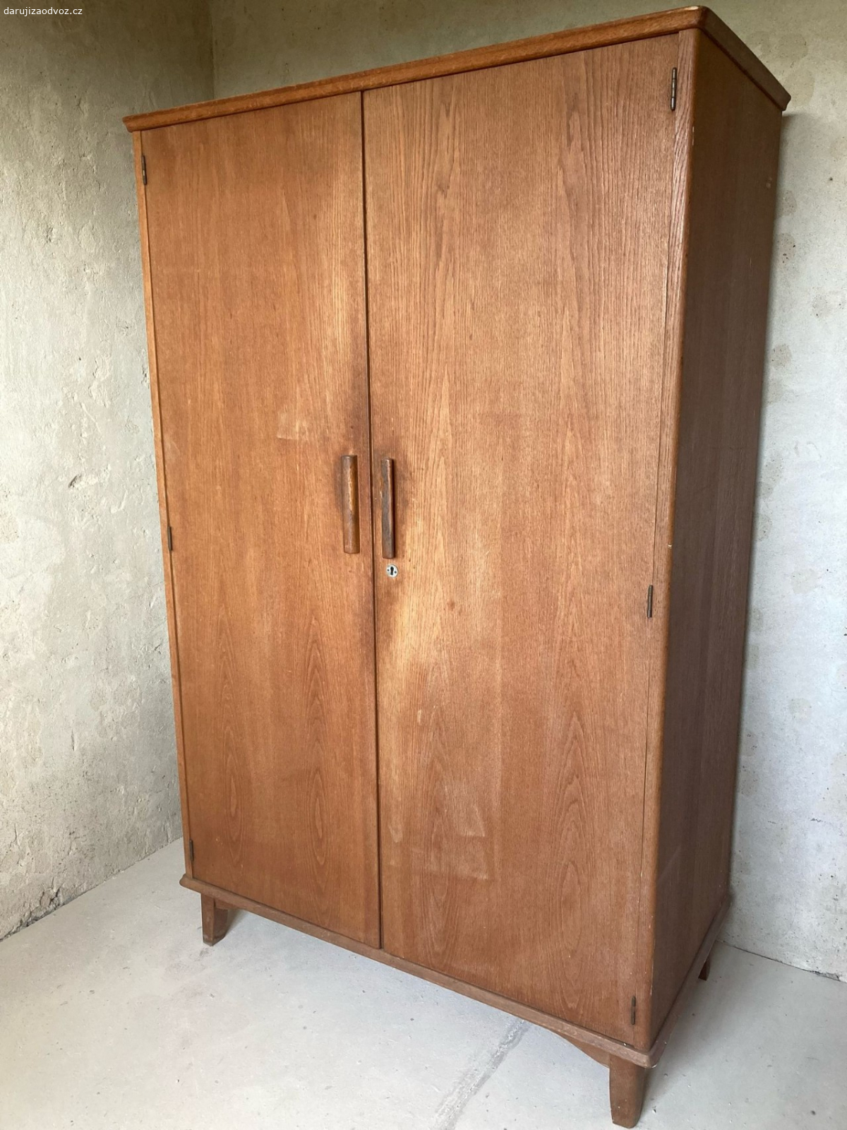 šatní skříň 1-2. plně funkční, rozměry 120x60x90cm, starší poctivá práce, oblé hrany, možno odebrat 1nebo 2 stejné a k tomu komodu stejného stylu 90x50x120cm, za 100Kč/kus - má svoji hodnotu