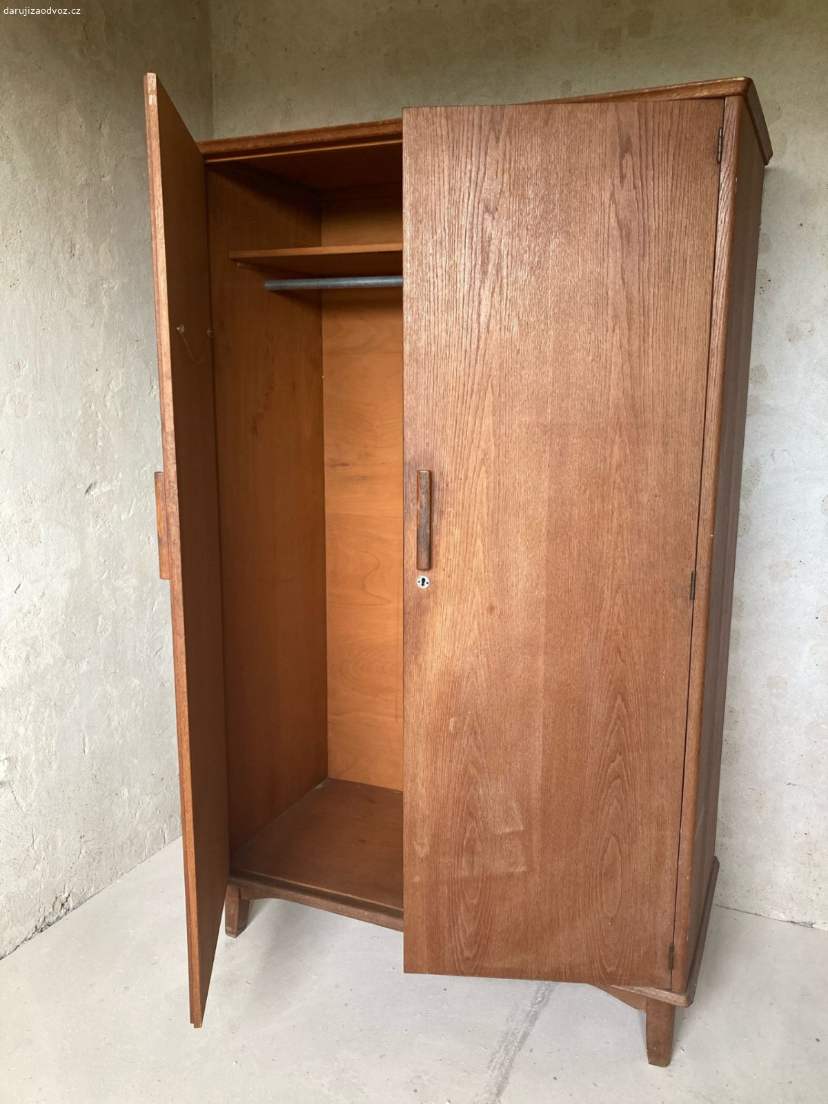 šatní skříň 1-2. plně funkční, rozměry 120x60x90cm, starší poctivá práce, oblé hrany, možno odebrat 1nebo 2 stejné a k tomu komodu stejného stylu 90x50x120cm, za 100Kč/kus - má svoji hodnotu