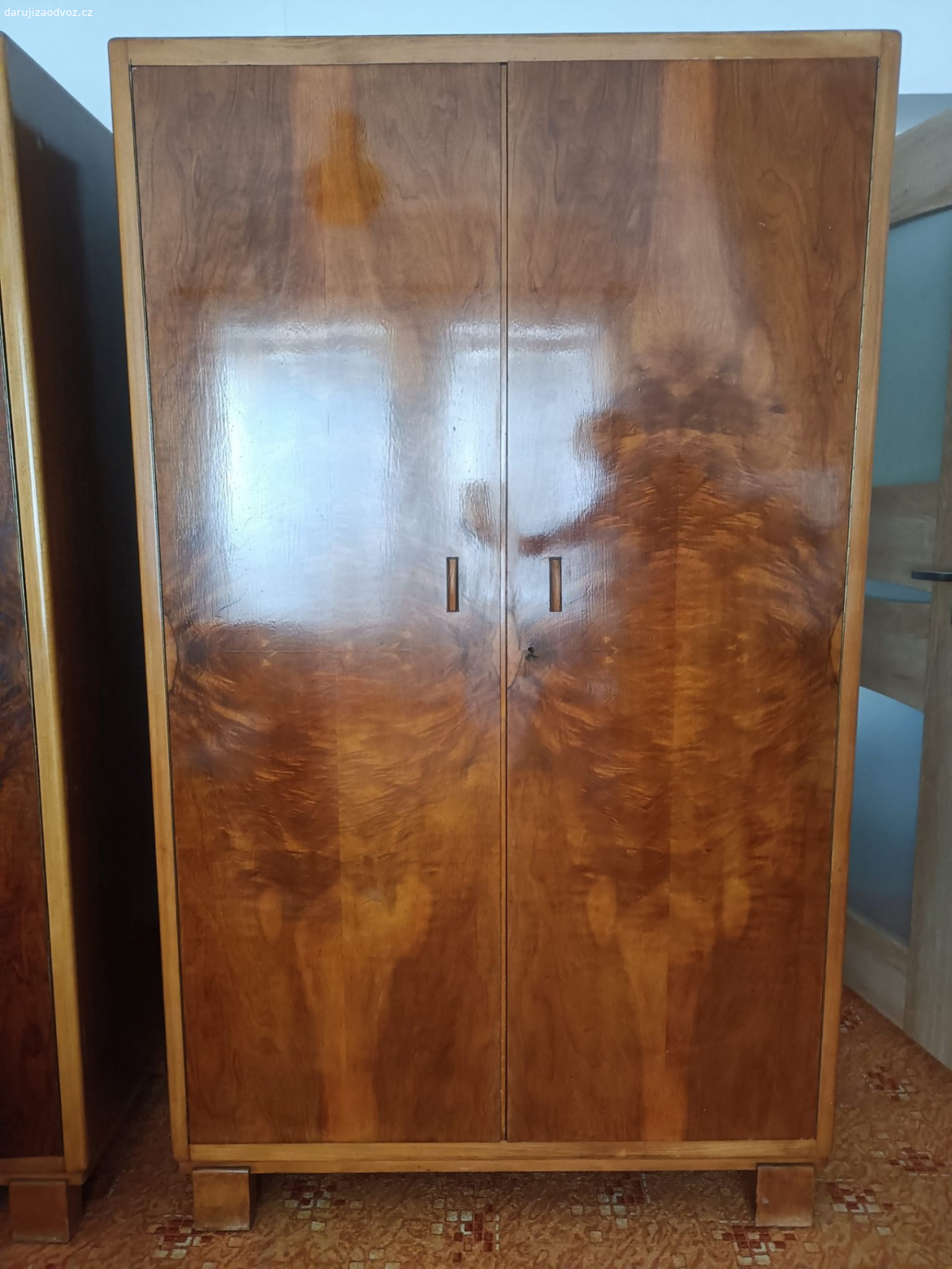 Šatní skříň 2. Výška 191 cm, šířka 114 cm, hloubka 53 cm. Uvnitř tyč na ramínka a nad ní polička.