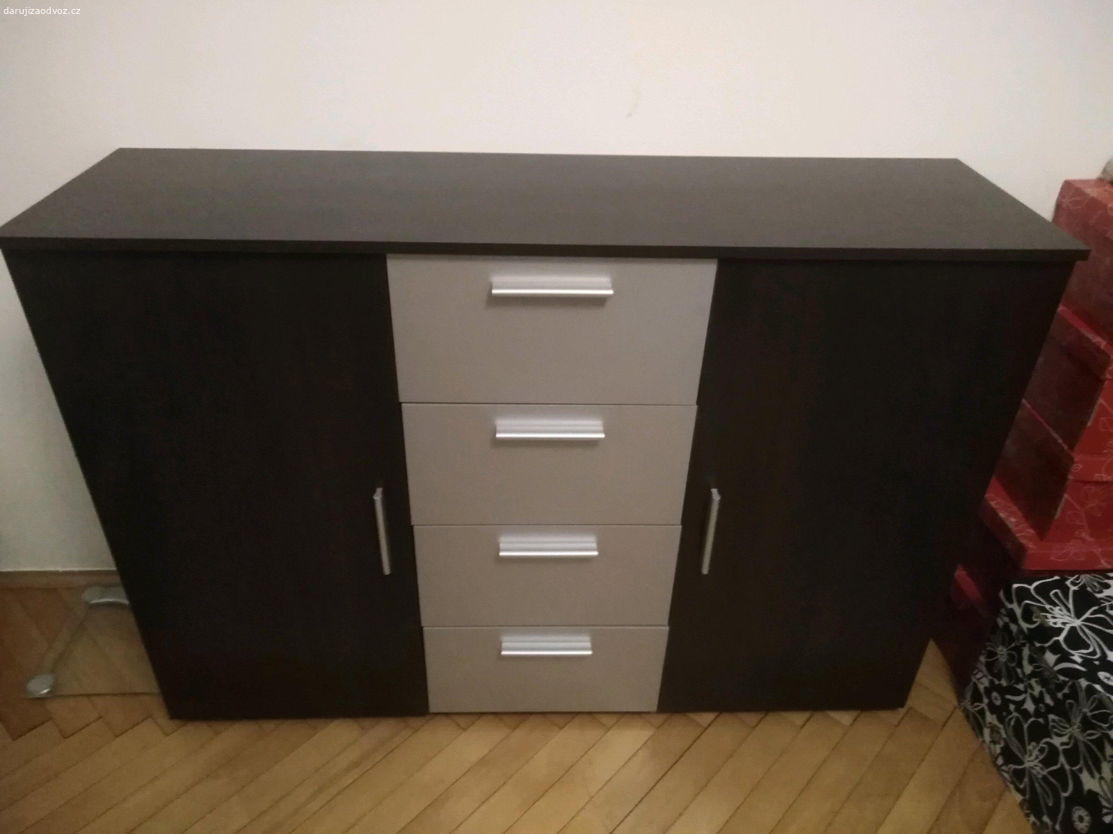 Šatní skříň + komoda. Daruji šatní skříň + komodu, stejný design. Skříň se musí rozebrat. Odvoz možný v pátek, sobotu, nejpozději v neděli. Rychlá domluva. Praha Vinohrady