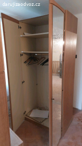 Šatní skříň se zrcadlem
