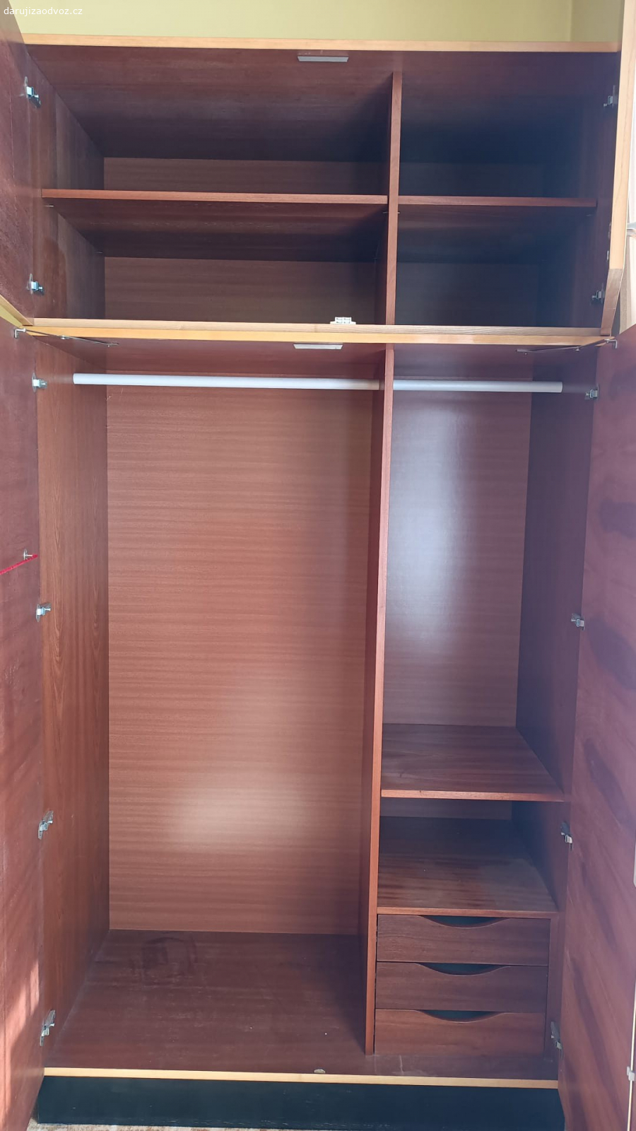 Šatní skříň. Šatní skříň s nástavcem, lakované dřevo.