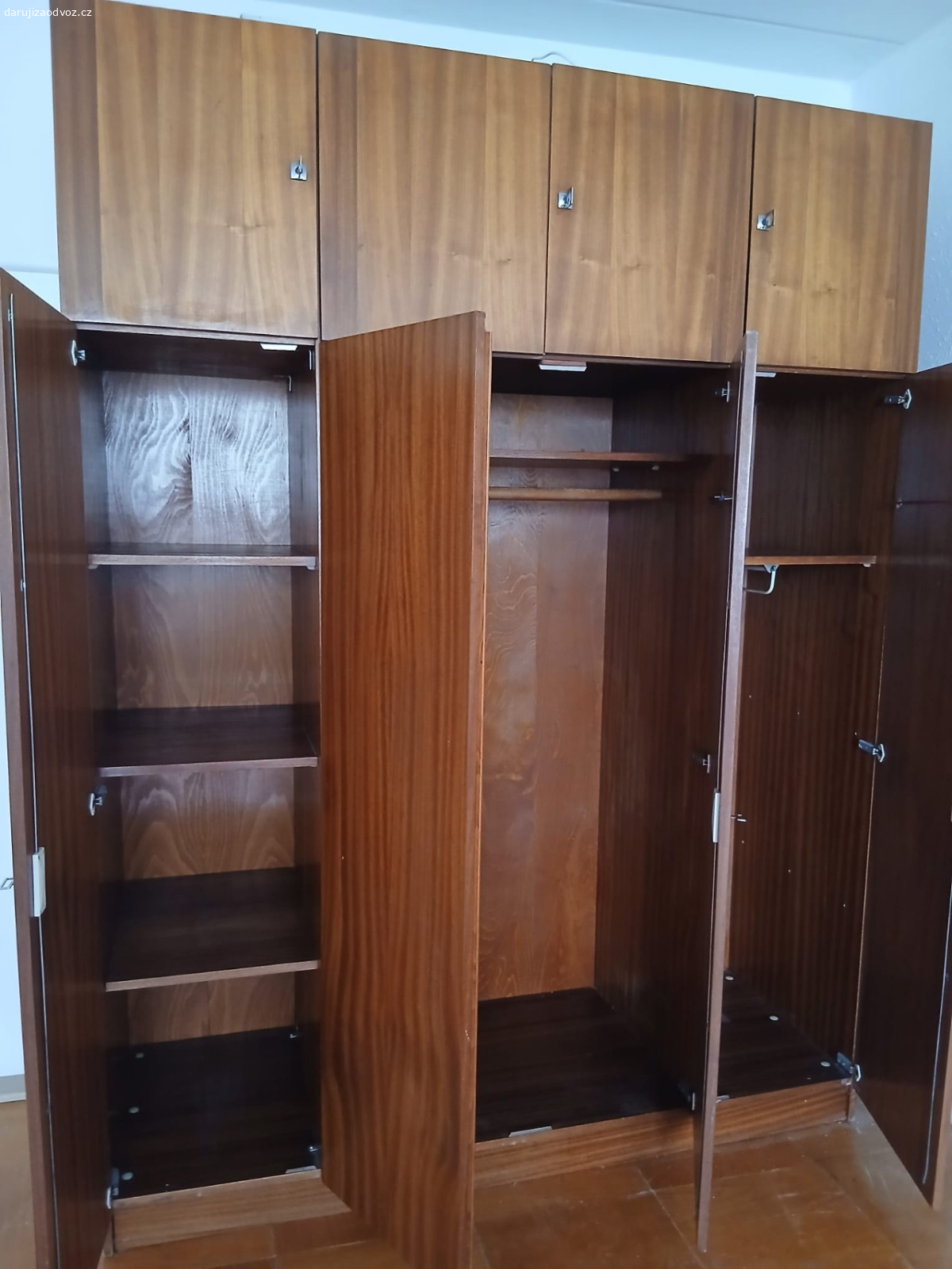 Šatni skřiň. V225, H60, Š170cm, zachovala, velký úložný prostor, je v rozloženém stavu. ihned k odvozu