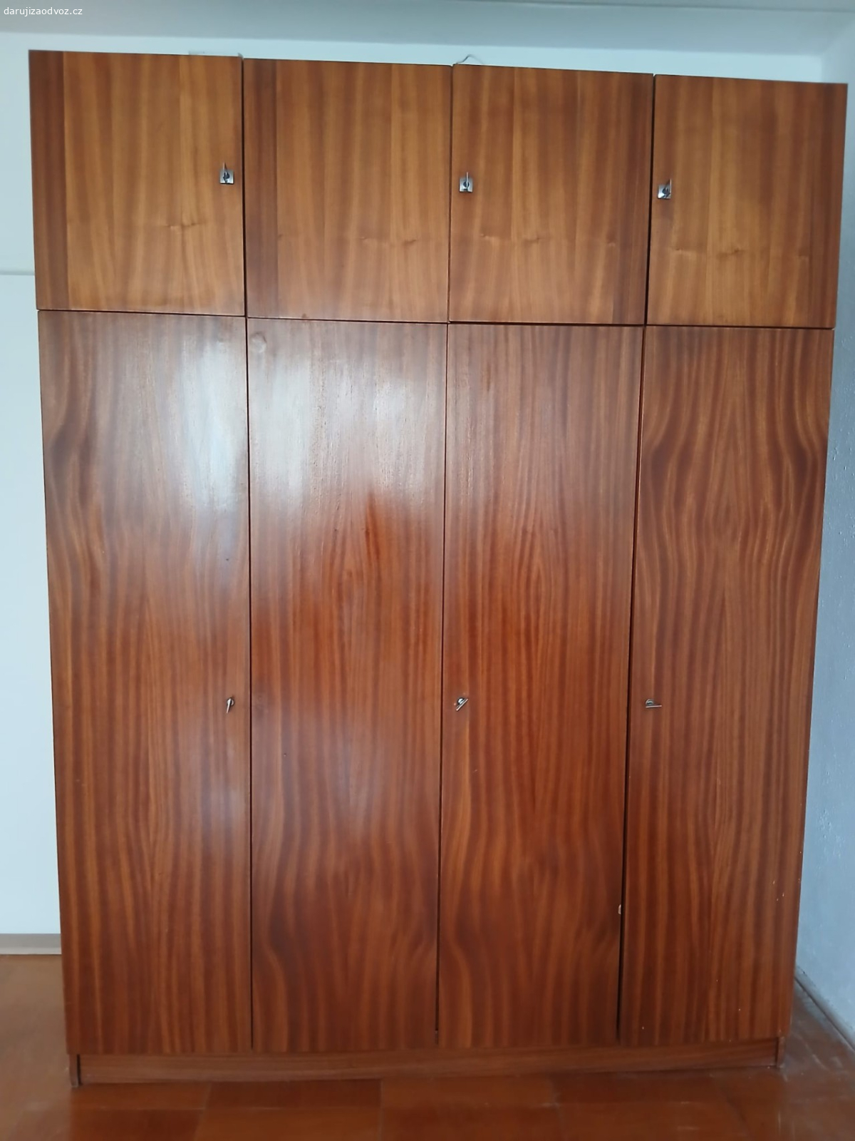 Šatni skřiň. V225, H60, Š170cm, zachovala, velký úložný prostor, je v rozloženém stavu. ihned k odvozu