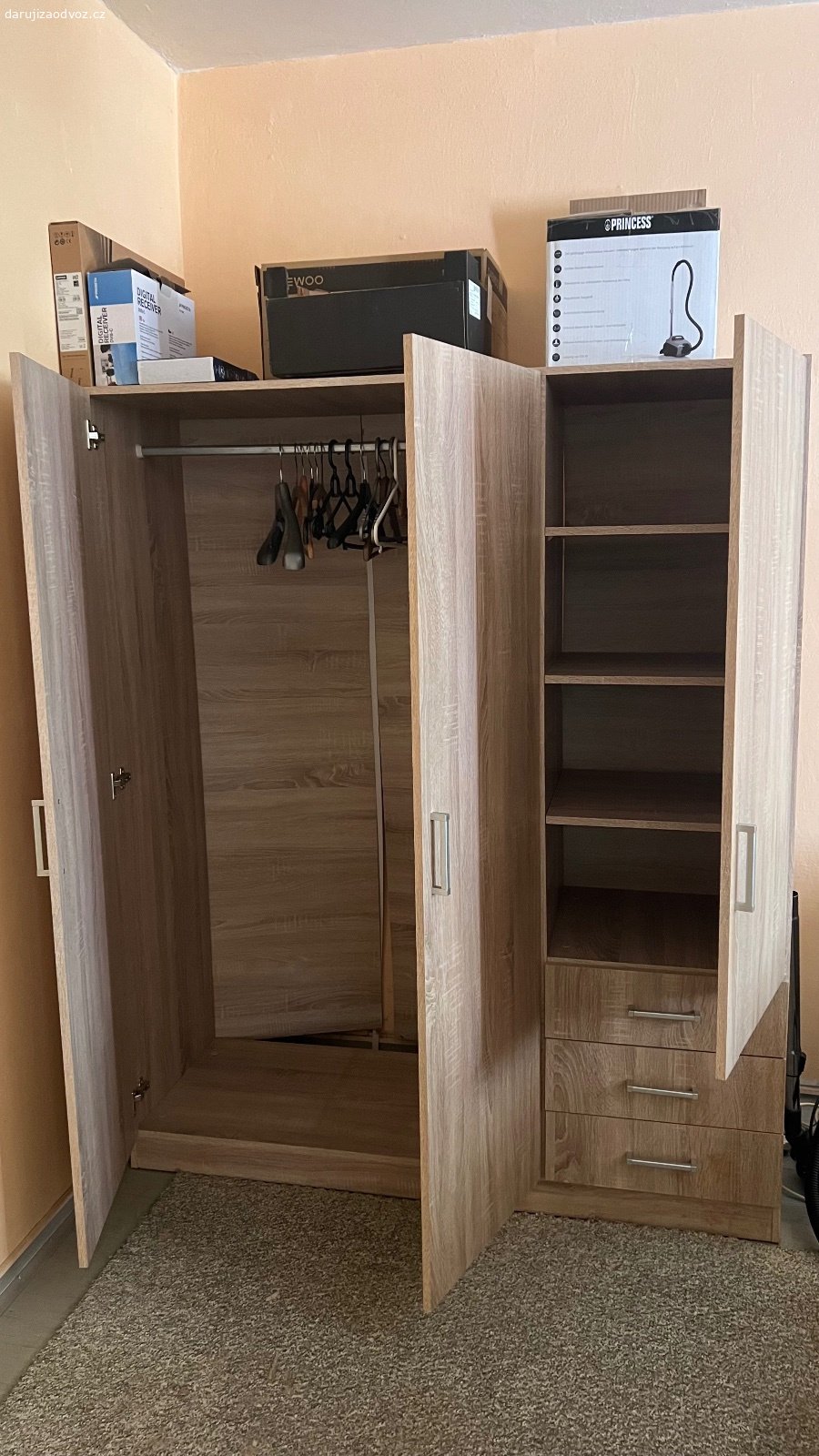 Šatní skříň. Nabízím prostornou šatní skříň v hezkém stavu, jediný problém je vyvalená zadní strana. Rozměry cca 175 x 143 x 51,5 (V x Š x H).
Vlastní vystěhování a odvoz nutný. Nechám za odvoz nebo nějakou drobnost.