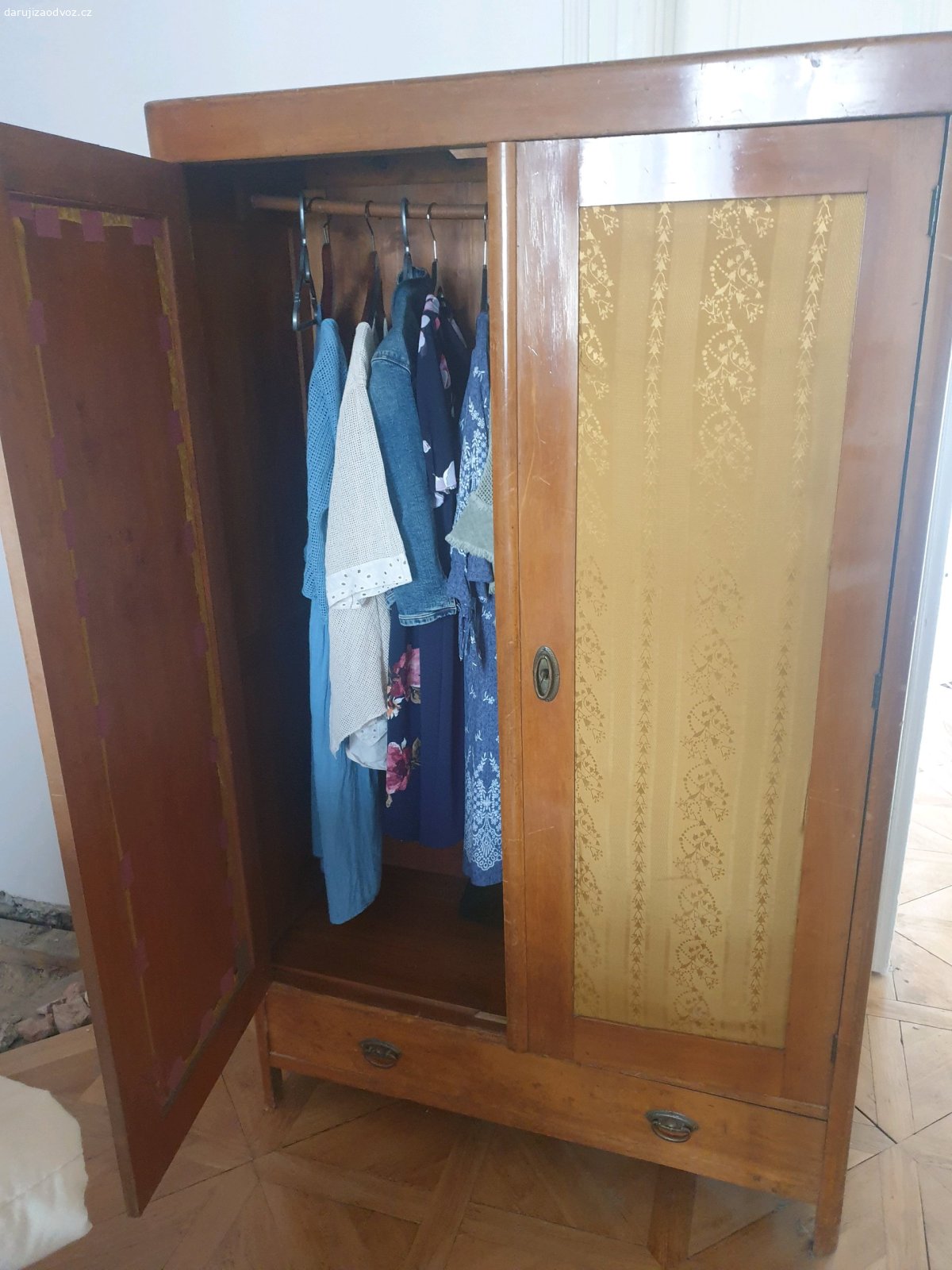 satni skrin. Šatní skříň